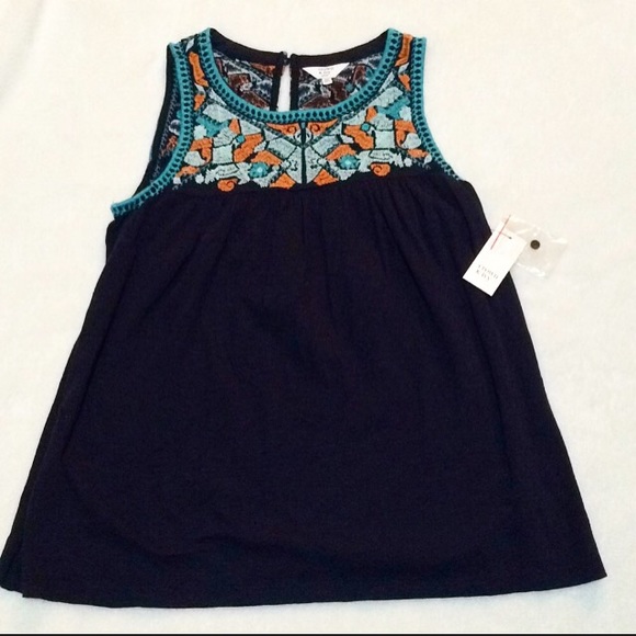 crown & ivy Tops - NWT Crown & Ivy Embroidered Tanktop•Sz M (Petite)
